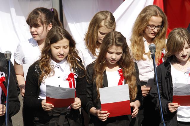 wspólne śpiewanie pieśni patriotycznych